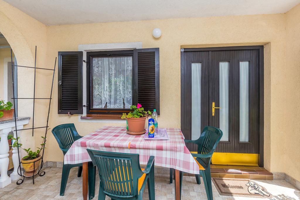 Apartments Nevenka Krk Town Exterior foto